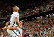 Arturo Vidal (links) feiert mit seinem Teamkollegen Alexis Sanchez das 1:0. Beim 2:0 mussten die Spieler auf das Urteil des Video-Schiedsrichters warten, bevor sie jubeln konnten. (Bild: Sergei Ilnitsky/EPA)