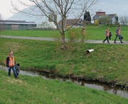 Auch entlang der Saar in Rans sammelten die freiwilligen Helfer Abfall ein. (Bilder: Heini Schwendener)