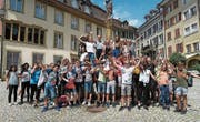 Eschliker und Genfer Schüler posieren in der Bieler Altstadt für ein Gruppenbild. (Bild: PD)