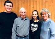 Strahlende Gesichter (von links): Die für guten Probenbesuch geehrten Jan Tischhauser und Hans Tischhauser sowie die beiden Neumitglieder Leonie Giger und Brigitte Gschwend. (Bild: PD)