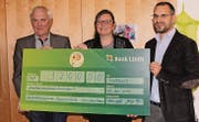 Grosszügige Spende: Georg Egli (links) überreicht die Spende von 3200 Franken aus dem Vermögen des aufgelösten «Orchesterplausch Heiligkreuz» dem HPS-Präsidenten Pino Puopolo und der Institutsleiterin Annelise Rohrer. (Bild: Hans Hidber)