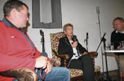 Dominik Tanner (links) und Karin Keller-Sutter beantworten die Fragen von Moderator Roland P. Poschung. (Bild: Thomas Riesen)