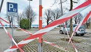 Bis der Neubau kommt, kostet Parkieren nun doch. (Bild: Max Eichenberger)