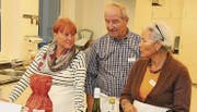 Die ehrenamtlichen Mentoren kochten sich an der Jubiläumsfeier des Programms ihr Abendessen selber. (Bild: Christof Lampart)
