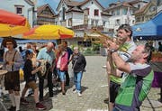 Auch das ist Dorffest: Spontane Einlage zweier Biker aus Waldkirch.