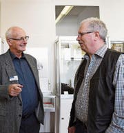 Museumspräsident Eugen Fahrni unterhält sich mit dem Gasterzähler Rolf Scheurer. (Bild: Yvonne Aldrovandi-Schläpfer)