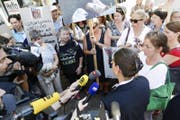 Regierungsrätin Carmen Haag, Stellvertreterin von Walter Schönholzer, spricht am Rande der heutigen Sitzung des Thurgauer Grossen Rates mit Demonstranten vor dem Rathaus. (Bild: Donato Caspari)