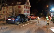 Ein 21-Jähriger überholte mit überhöhter Geschwindigkeit und prallte in ein korrekt entgegenkommendes Fahrzeug mit zwei Insassen. (Bild: Kapo)