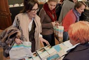 Die Prospekte der Thurgauer Anbieter sind beliebt. Die Gastgeber decken sich mit Infomaterial ein. (Bild: Nicole D’Orazio)
