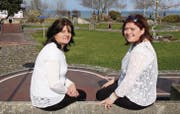 Die Saison ist mit Sonnenstrahlen und Schneeflocken lanciert worden: Die Geschwister Barbara und Monika Wyss schauen neu zur Anlage. (Bild: Barbara Hettich)