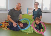 David und Nicole Mächler mit ihren Kindern Nora und Dan im späteren Esszimmer der Kita Mühleli. (Bild: Martina Signer)