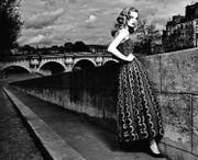 Ganz Paris war hingerissen, als im Jahr 1947 ein Couturier das Modeparkett betrat und gleich mit seiner ersten Kollektion Furore machte. Die opulenten Kreationen von Christian Dior liessen die Frauen träumen und die Kriegsjahre vergessen. Sie erregten aber auch Anstoss. In der Presse wurde die «skandalöse Stoffverschwendung» moniert. Die Menschen litten unter Hunger. Die zauberhaften Dior-Kleider untergruben das Anstandsgefühl. Ein Band lädt ein zum Entdecken der funkelnden Kreativität Diors. Mit Bildern von stilprägenden Fotografen wie Patrick Demarchelier. Hier inszenierte er das Schweizer Model Julia Saner in einem Dior-Kleid aus dem Jahr 1952. (mem) (Bild: Patrick Demarchelier)