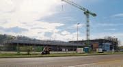 Ein halbes Jahr nach Baustart steht der Rohbau der «rhein.thal.arena». Derzeit laufen die Bauarbeiten für Fassade und Dach. (Bild: Linda Müntener)