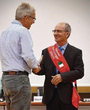Ruedi Herzog von der SP gratuliert seinem Parteikollegen Dino Lioi zu seiner Wahl. (Bild: Reto Martin)