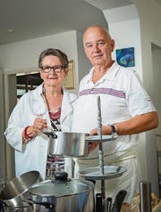 Posieren nochmals mit den Pfannen: Elisabeth Tillmann und Ueli Kopp hören im «Amuse-Bouche» auf. (Bild: Andrea Stalder)