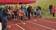 3, 2, 1 – los!: Mädchen und Knaben sind gestern am Schülerwettlauf gestartet. (Bild: Ramona Riedener)