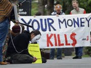 Demonstranten vor dem Casino Zug anlässlich der Generalversammlung von Glencore und Xstrata im Mai 2013. (Bild: URS FLUEELER (KEYSTONE))
