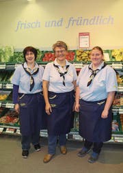 Vreni Truniger, Geschäftsführerin Volg Mosnang, mit den Mitarbeiterinnen Yvonne Loser (links) und Fabienne Schönholzer (rechts). Es fehlen Astrid Breitenmoser und Cornelia Egli. (Bild: Martina Signer)