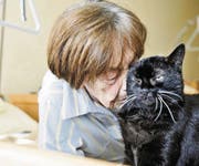 Heidi Visini mit ihrer Katze Jessica in ihrem Zimmer im Pflegeheim in Egnach. (Bild: Donato Caspari)