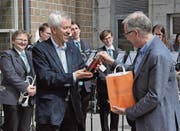 Ueli Graf überreichte seinem Nachfolger Peter Bischoff etwas für den Geist und etwas für den Leib. (Bild: eg)