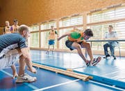 Standweitsprung ist eine von fünf Disziplinen beim Fitnesstest bei der Rekrutierung. (Bild: ky/Gaëtan Bally)