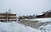 Die Petitionäre stören sich am Umstand, dass für die Ausbaupläne des Kirchberger Schulhauses Sonnenhof (links) plus für den Neubau der Mehrzweckhalle (rechts daneben) kein fixer Zeitplan existiert. (Bild: Beat Lanzendorfer)