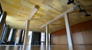 Mittlerweile sichern drei Stützbalken die Decke über dem Mehrzwecksaal im Ergänzungsbau des Sek-Zentrums Reben 25. (Bild: Max Eichenberger)