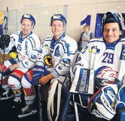 Drei Stars zum Anfassen: Mathias Seger, Jan Neuenschwander und Luca Boltshauser sind bereit fürs Training am Swiss Diabetes Eishockey Day in Romanshorn. (Bild: Nana do Carmo / TZ)