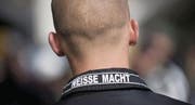 Gut vernetzt und professionell organisiert: Bis zum letzten Moment hielten die Organisatoren den Veranstaltungsort des Neonazi-Konzerts vom Samstag geheim. (Bild: Imago)