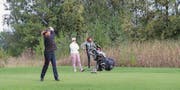 Gisela Minder schlägt ihren ersten Ball am Ladies-Charity-Turnier in Erlen. (Bild: Hannelore Bruderer)