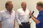 Carlo Brunner und Sepp Silberberger machen einen spontanen Halt für einen Videotalk mit Roger Fuchs in Herisau.