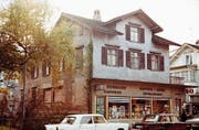 Das kürzlich abgerissen Haus an der Bahnhofstrasse 9 in einer Ansicht aus Nordosten im November 1971.