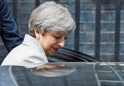 Lächeln trotz gedrängten Programms: Theresa May nach ihrem Treffen mit Arlene Foster. (Bild: Frank Augstein/AP (London, 13. Juni 2017))