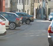 Die Regeln für Parkende soll ein baldiges Konzept festlegen, Parkplatzsituation in der Diessenhofer Altstadt. (Bild: PD)