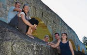 Jens Havenstein, Präsidentin Franziska Lenzin, Janine Fedi, Christoph Oertly und Eva Hotz bilden den Vorstand der «Elternschule» und freuen sich auf reges Interesse an ihrem Angebot in der Aula Sandbänkli. (Bild: PD)