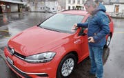 Gemeinderat Andreas Bernold, Präsident der Umwelt- und Energiekommission, testet das neue Mobility- Fahrzeug. (Bild: Hanspeter Thurnherr)