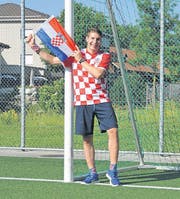 Acht oder neun Trikots der kroatischen Nationalmannschaft hängen in Matijas Dunders Kleiderschrank. (Bild: miz)