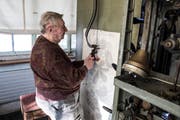 Hans Bürkler und seine letzte Schifflistickerei-Maschine. (Bild: Sabrina Stübi)