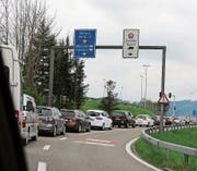 Stau vor dem Grenzübergang Au/Lustenau: Am Karfreitag pilgern zahlreiche Einkaufstouristen nach Vorarlberg. (Bild: Linda Müntener)