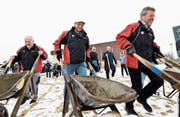 Den Beteiligten machte der Spatenstich auf dem verschneiten Beachvolleyball-Feld sichtlich Spass. (Bild: Donato Caspari)
