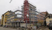 Der massive Treppenhauskern aus Beton des Neubaus an der Kirchstrasse 36 wird diese Woche fertiggestellt. (Bild: Sandra Grünenfelder)