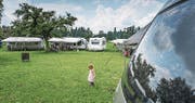 Ende Juli haben Schweizer Fahrende ihre Wohnwagen auf einer Wiese in Waldkirch abgestellt. (Bild: Michel Canonica (Waldkirch, 27. Juli 2016))