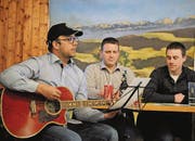 Vizepräsident Alex Porta singt die neue Vereinshymne «I weiss no guet» gleich selbst. (Bilder: Michael Hug)
