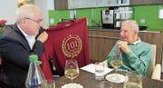 Jubilar Werner Knöpfel erhielt gestern Besuch von Gemeindepräsident Renzo Andreani. (Bild: PD)