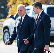 John Kelly (links), Stabschef des Weissen Hauses, und sein inzwischen geschasster Untergebener Rob Porter auf dem Südrasen des Präsidentensitzes in Washington. (Bild: Evan Vucci/AP (29. November 2017))