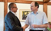 Kirchenpräsident Martin Rutschmann begrüsst den neuen Mesmer Martin Bär. (Bild: Werner Lenzin)