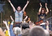 Die Red Shoes aus Hünibach bei Thun machen Party auf der Festivalbühne. (Bild: Barbara Hettich)
