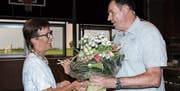 Zum Abschied erhielt Schulpräsidentin Edith Tanner Blumen aus den Händen von Gemeindepräsident Bruno Germann. (Bild: Trudi Krieg)