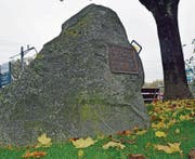 Der Gedenkstein, den niemand kennt, hätte einen besseren Platz verdient. Einen Ort, an dem man das Denkmal beim Vorübergehen oder -fahren sehen kann. (Bild: Kurt Latzer)