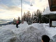 Unmengen von Schnee galt es zu schaufeln. (Bild: Thomas Hunziker)